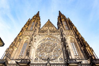 Prag 'daki St. Vitus Katedrali çok uzundur ve ortasında büyük bir penceresi vardır. Gökyüzü mavi ve hiç bulut yok.