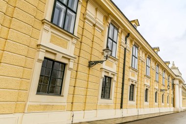 Bina eski ve Viyana Avusturya 'daki Schoenbrunn Sarayı' nda birçok penceresi var. Pencereler dikdörtgen ve bina sarı.