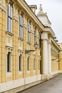 Bina eski ve Viyana Avusturya 'daki Schoenbrunn Sarayı' nda birçok penceresi var. Pencereler dikdörtgen ve bina sarı.