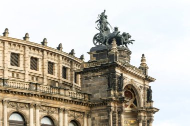 Almanya 'da Dresden' de büyük bir bina. Üzerinde at arabası heykeli var. Bina eski ve çok detay içeriyor.