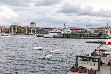 Norveç 'teki Stavanger şehrinin önündeki rıhtıma büyük bir kırmızı gemi yanaştı. Gökyüzü bulutlu ama su sakin. Şehir olarak sükunet ve huzur kavramı.