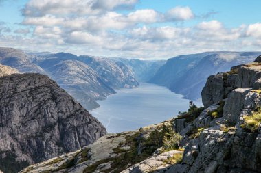 Norveç 'te, Luse fiyorduna Preikestolen tarafından bakan bir dağ sırası. Dağlar çok yüksek ve su çok derin..