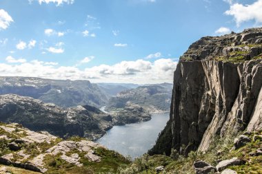 Norveç 'te Luse fiyorduna ve Preikestolen çıkıntısına bakan bir dağ sırası. Dağlar çok yüksek ve su çok derin..