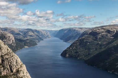 Norveç 'te, Luse fiyorduna Preikestolen tarafından bakan bir dağ sırası. Dağlar çok yüksek ve su çok derin..