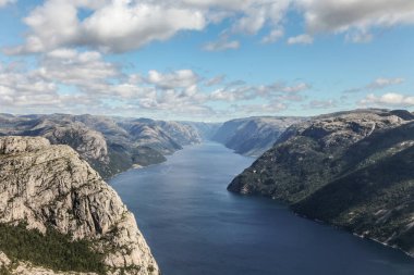 Norveç 'te, Luse fiyorduna Preikestolen tarafından bakan bir dağ sırası. Dağlar çok yüksek ve su çok derin..