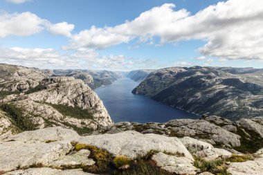 Norveç 'te, Luse fiyorduna Preikestolen tarafından bakan bir dağ sırası. Dağlar çok yüksek ve su çok derin..