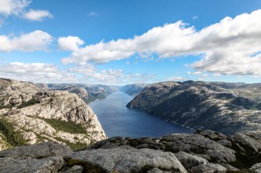 Norveç 'te, Luse fiyorduna Preikestolen tarafından bakan bir dağ sırası. Dağlar çok yüksek ve su çok derin..