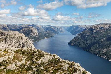Norveç 'te, Luse fiyorduna Preikestolen tarafından bakan bir dağ sırası. Dağlar çok yüksek ve su çok derin..