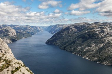 Norveç 'te, Luse fiyorduna Preikestolen tarafından bakan bir dağ sırası. Dağlar çok yüksek ve su çok derin..
