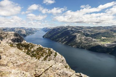 Norveç 'te, Luse fiyorduna Preikestolen tarafından bakan bir dağ sırası. Dağlar çok yüksek ve su çok derin..