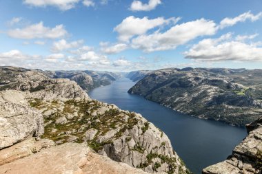 Norveç 'te, Luse fiyorduna Preikestolen tarafından bakan bir dağ sırası. Dağlar çok yüksek ve su çok derin..