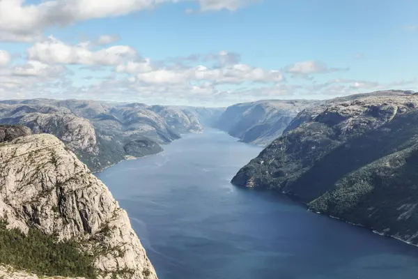 Norveç 'te, Luse fiyorduna Preikestolen tarafından bakan bir dağ sırası. Dağlar çok yüksek ve su çok derin..
