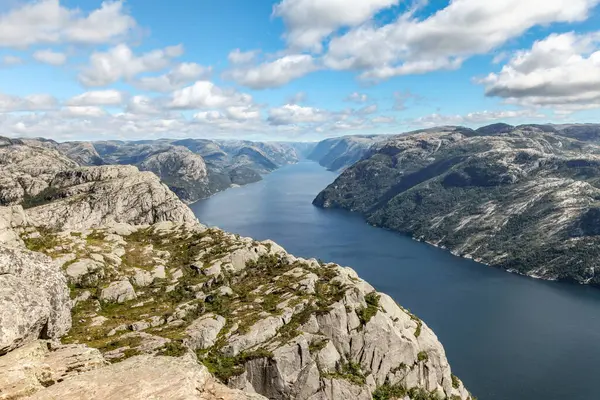 Norveç 'te, Luse fiyorduna Preikestolen tarafından bakan bir dağ sırası. Dağlar çok yüksek ve su çok derin..