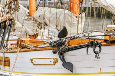 Hamburg Almanya 'sında siyah çapalı ve beyaz yelkenli bir tekne. Tekne bir rıhtıma bağlı.