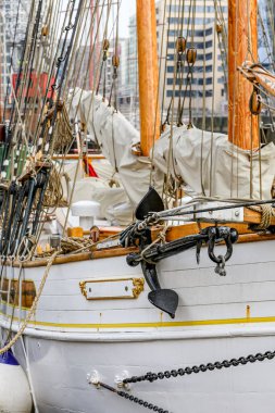 Hamburg Almanya 'sında siyah çapalı ve beyaz yelkenli bir tekne. Tekne bir rıhtıma bağlı.