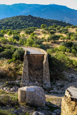 Bir köprü çöktü ve su İtalya 'daki Sardunya Adası' ndaki uçurumdan akıyor. Köprü eski ve sudan hasar görmüş.