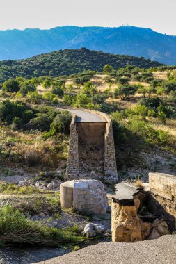 Bir köprü çöktü ve su İtalya 'daki Sardunya Adası' ndaki uçurumdan akıyor. Köprü eski ve sudan hasar görmüş.