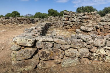 İtalya 'daki Sardunya Adası' ndaki Nuraghe-Mannu Arkeoloji Bölgesi 'nde bulunan antik bir taş kapı binası. Farklı boyutlarda taşlarla taş işçiliği