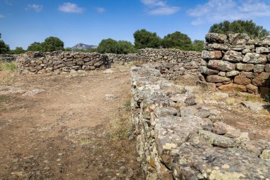 İtalya 'daki Sardunya Adası' ndaki Nuraghe-Mannu Arkeoloji Bölgesi 'nde bulunan antik bir taş kapı binası. Farklı boyutlarda taşlarla taş işçiliği