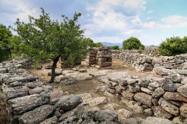 İtalya 'daki Sardunya Adası' ndaki Nuraghe-Mannu Arkeoloji Bölgesi 'nde bulunan antik bir taş kapı binası. Farklı boyutlarda taşlarla taş işçiliği