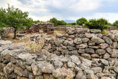 İtalya 'daki Sardunya Adası' ndaki Nuraghe-Mannu Arkeoloji Bölgesi 'nde bulunan antik bir taş kapı binası. Farklı boyutlarda taşlarla taş işçiliği