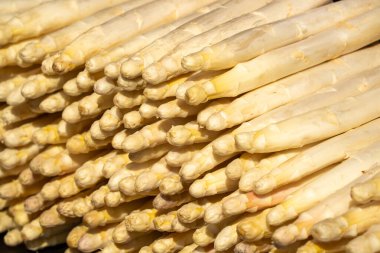 Bir sürü kuşkonmaz üst üste yığılmış. Kuşkonmazların hepsi aynı boyutta ve hepsi sarı.