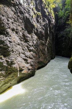 İsviçre Alplerinde Aare Vadisi 'nden akan bir nehir olan dar bir geçit. Su berrak ve sakin. Geçit kayalar ve ağaçlarla çevrili.