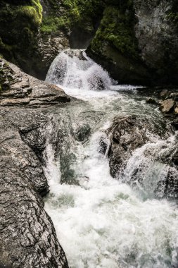 İsviçre 'de bir Reichenbach şelalesi kayalık bir uçurumdan aşağı akıyor. Su berrak ve kayalar gri. Huzurlu ve huzurlu bir sahne.