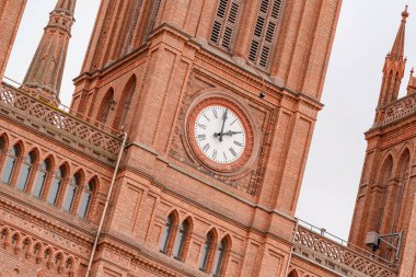 Wiesbaden Almanya 'sındaki Market Kilisesi' nde saat 10 'u gösteren büyük bir saat kulesi. Saat kulesi kemerli pencereli tuğla bir binayla çevrilidir. Tarih ve ihtişam kavramı. Saat kulesi dimdik ayakta.