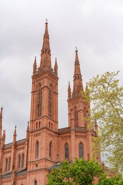 Wiesbaden Almanya 'sındaki Marktkirche Market Kilisesi' nin önünde bir saat vardı. Saat 10: 00 'a ayarlandı.