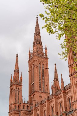 Wiesbaden Almanya 'sındaki Marktkirche Market Kilisesi' nin önünde bir saat vardı. Saat 10: 00 'a ayarlandı.
