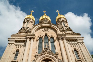 Alman şehri Wiesbaden 'de altın kubbeli Rus Ortodoks kilisesi. Bulutlu mavi gökyüzüne karşı