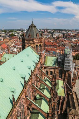 Strasbourg, Fransa 'daki Notre Dame de Strasbourg Katedrali' nin çatısı. Hava güzel gök mavisi