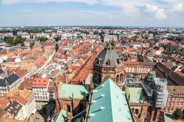 Strasbourg, Fransa 'daki Notre Dame de Strasbourg Katedrali' nin çatısı. Hava güzel gök mavisi