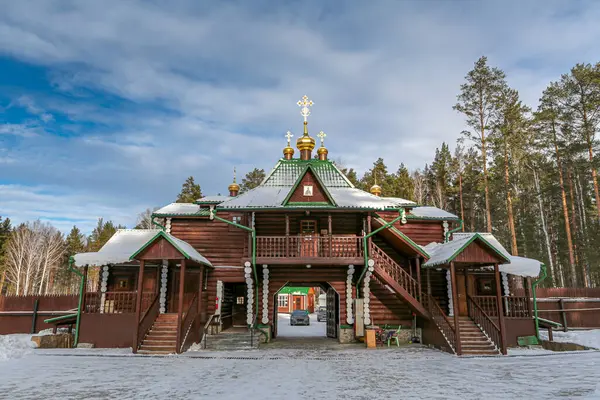 Yekaterenburg Rusya 'sında Ganina Yama' da haçı olan büyük ahşap bir bina. Bina ağaçlarla çevrili ve karlı bir çatısı var.