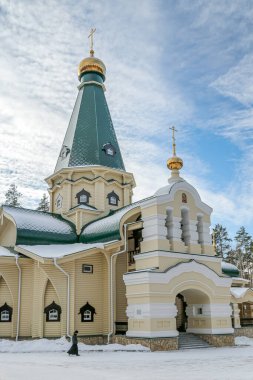 Rusya 'nın Yekaterenburg şehrinde Ganina Yama' da büyük bir kilise kulesi ve haçı var. Bina karla kaplı.