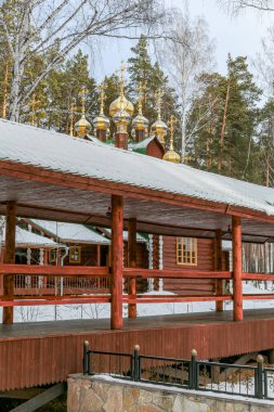 Bir grup altın ve gümüş haç bir binanın tepesinde. Haçlar farklı boyutlarda ve şekillerde ve hepsi aynı yöne bakıyor. Sahne saygı ve maneviyattır.