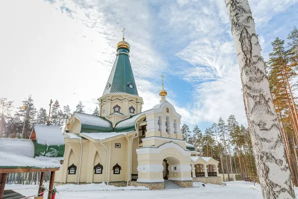 Rusya 'nın Yekaterenburg şehrinde Ganina Yama' da büyük bir kilise kulesi ve haçı var. Bina karla kaplı.