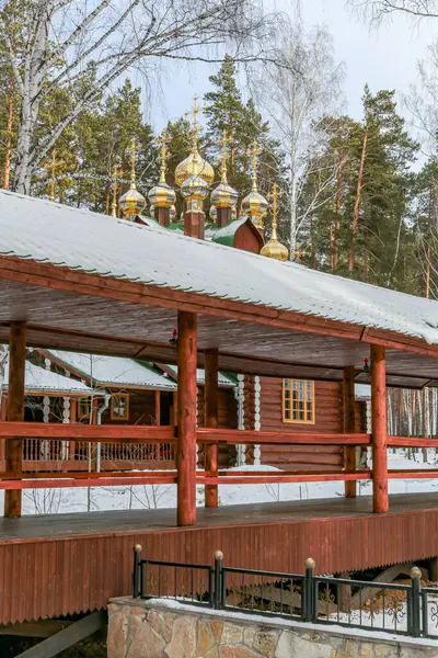 Bir grup altın ve gümüş haç bir binanın tepesinde. Haçlar farklı boyutlarda ve şekillerde ve hepsi aynı yöne bakıyor. Sahne saygı ve maneviyattır.