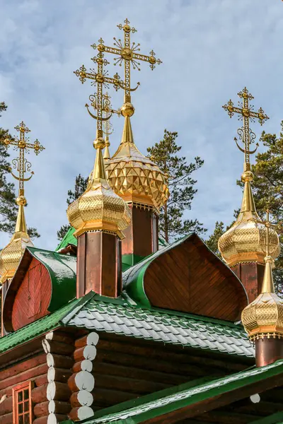 Bir grup altın ve gümüş haç bir binanın tepesinde. Haçlar farklı boyutlarda ve şekillerde ve hepsi aynı yöne bakıyor. Sahne saygı ve maneviyattır.