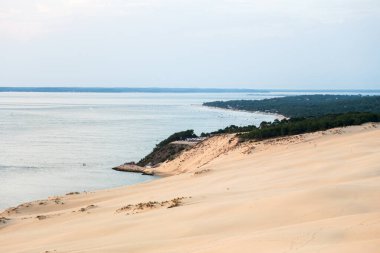 Akşamları Fransız Aquitaine 'deki Pilat kum tepesinden okyanus manzarası