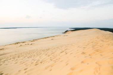Akşamları Fransız Aquitaine 'deki Pilat kum tepesinden okyanus manzarası