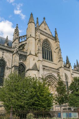 Bordeaux France 'taki kilise çok eski ve birçok penceresi var. Pencereler çok yüksek ve bina çok yüksek.