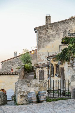 Saint Emilion Fransa 'da çitleri ve kapısı olan taştan bir bina. Kapı açık ve binanın bir sürü penceresi var.
