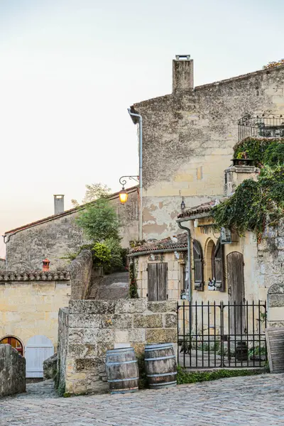 Saint Emilion Fransa 'da çitleri ve kapısı olan taştan bir bina. Kapı açık ve binanın bir sürü penceresi var.