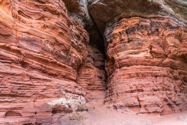 Kızıl kaya oluşumları Almanya 'nın Saarland bölgesinde Altschlossfelsen' i yedeklemektedir. Taşların parlak kırmızı ve turuncu renkli ve soyut bir şekli var..