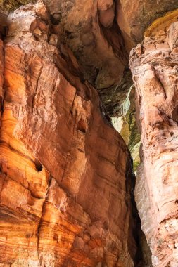 Kızıl kaya oluşumları Almanya 'nın Saarland bölgesinde Altschlossfelsen' i yedeklemektedir. Taşların parlak kırmızı ve turuncu renkli ve soyut bir şekli var..