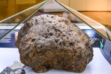 Chelyabinsk göktaşının kalıntıları, Rusya 'nın Chelyabinsk kentindeki yerel tarih müzesinde bulunmaktadır. Sergiyi cam bir kubbeyle kaplayın..