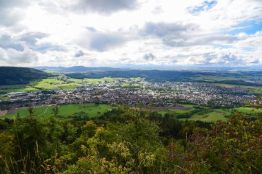 Dağdan Almanya 'nın Spaichingen şehrinin panoramik manzarası. Gökyüzü bulutlu..