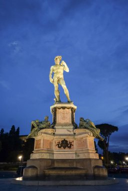 İtalya, Floransa 'daki Piazzale Michelangelo' daki Davut heykeli. Fotoğraf, akşam vakti koyu mavi bir gökyüzünün arka planında çekildi..